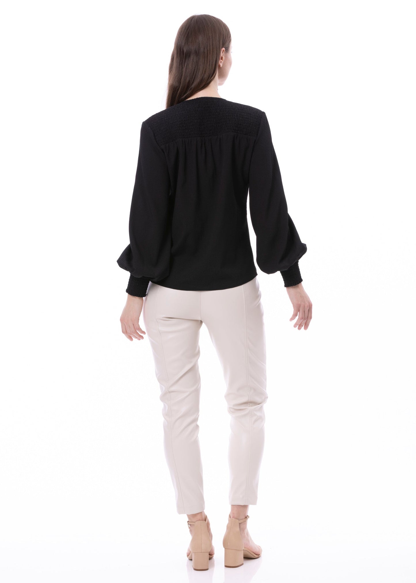 V-Ausschnitt, Bischofsärmel, geraffte Schulterpartie und Bündchen, Wickelbluse (Fake-Wickel) in Schwarz, Uni