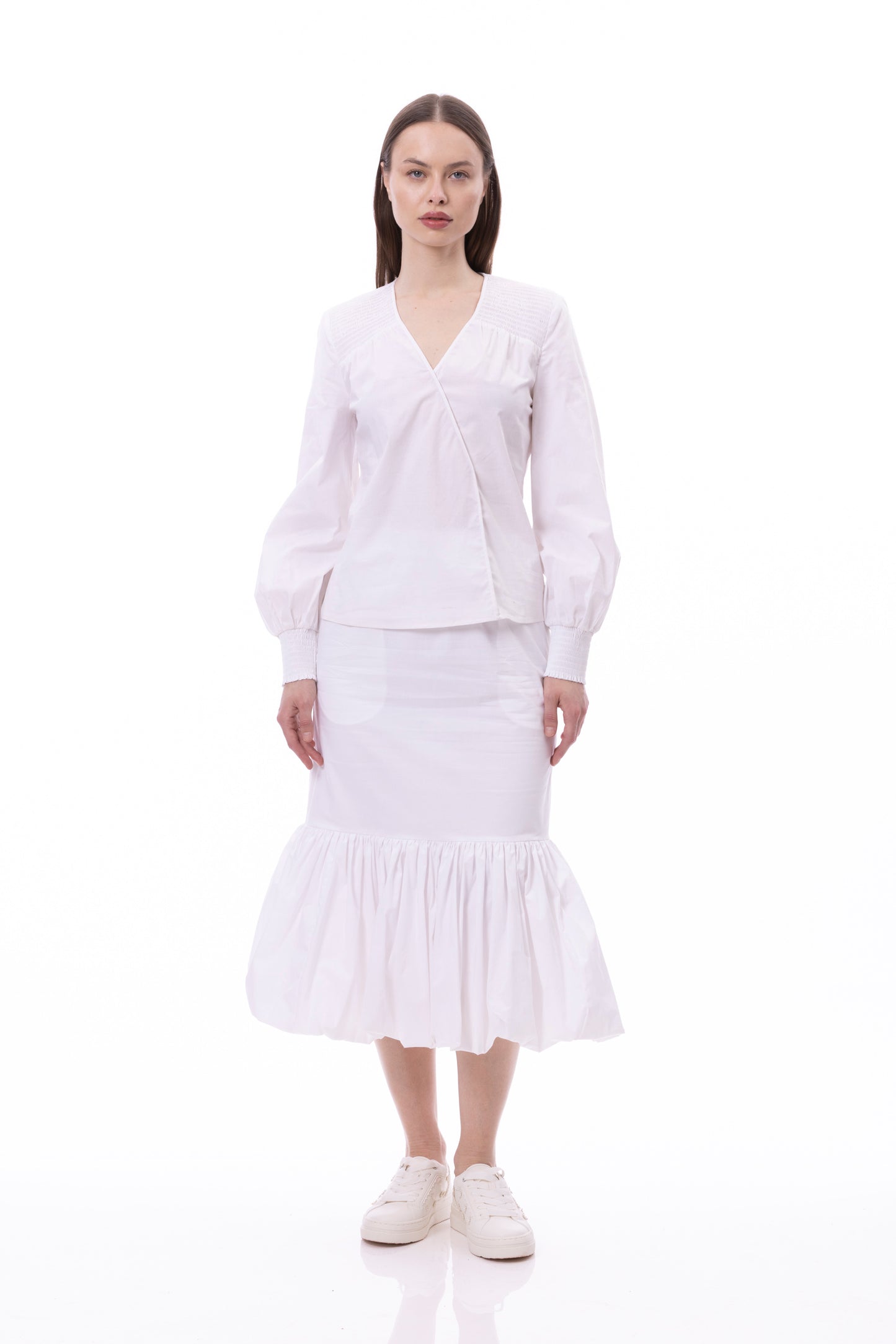 Blusa cruzada falsa de algodón blanco liso con cuello en V, mangas obispo fruncidas en hombros y puños