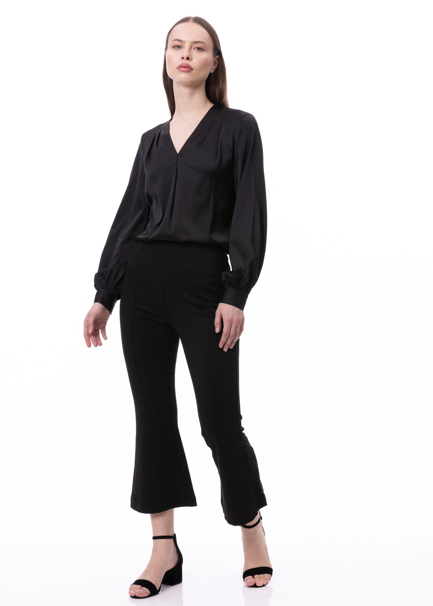 Schwarze Bluse mit V-Ausschnitt, Plisseedetails und Ballonärmeln